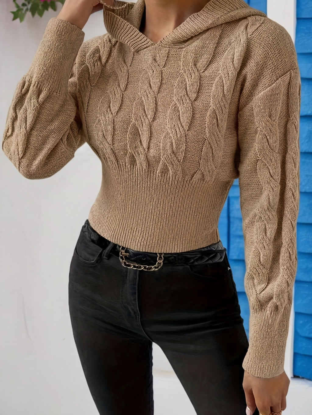Willa | Trui met capuchon en gebreide kabel - Slim Fit, stijlvolle trui met lange mouwen