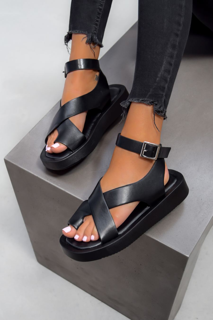 GladiaChic | Dames gladiatorsandalen met stevige gesp – comfortabele platte sandalen met bandjes