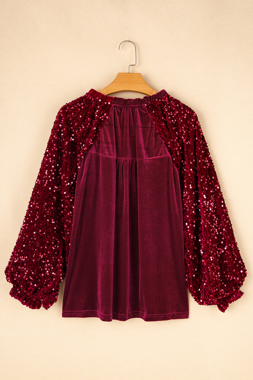 Amaris | Stijlvolle fluwelen dames-top met knoopsluiting en patchwork mouwen - feestelijke avondkleding