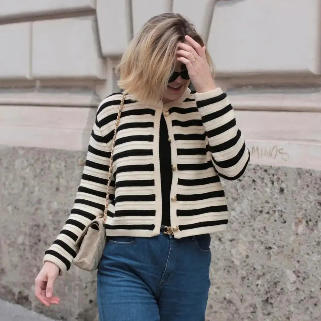 Letty | Elegant gestreept damesvest - Knoopgebreide trui met gouden accenten, knus en stijlvol bovenkledingstuk