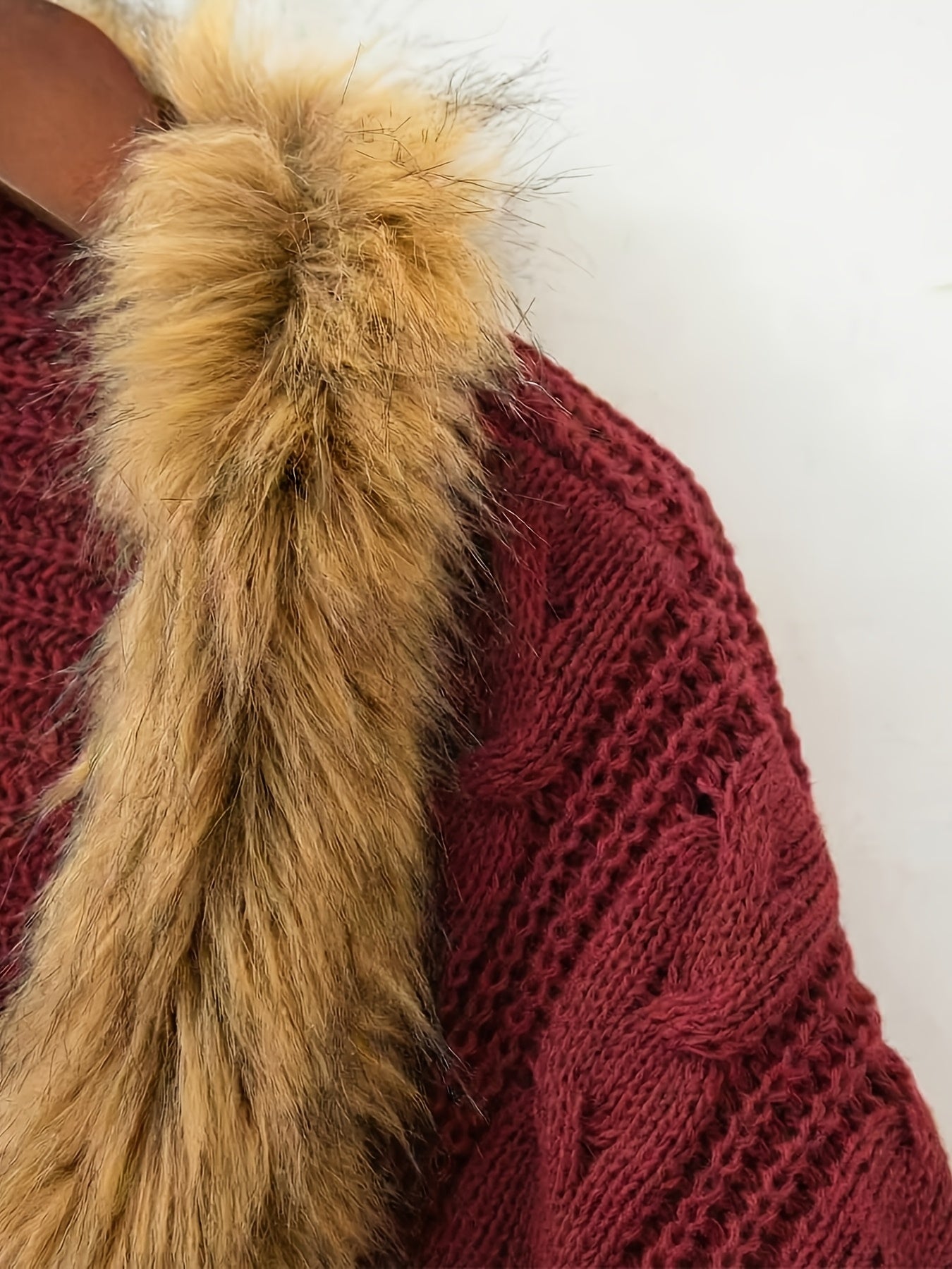 Aemilia | Dikke cape-jas voor dames – met nepbontrand, kabelbreiwerk, warme herfst- en winterjas
