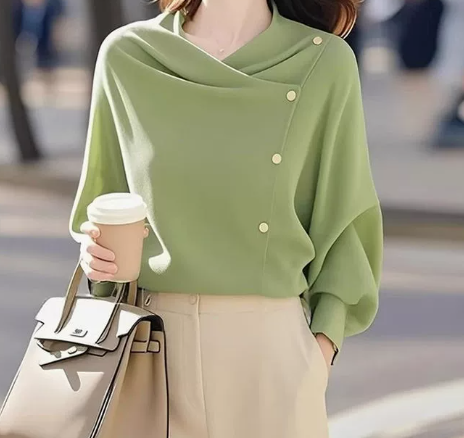 Mellea | Elegante gedrapeerde dames trui met gouden knopen – zachte gebreide pullover