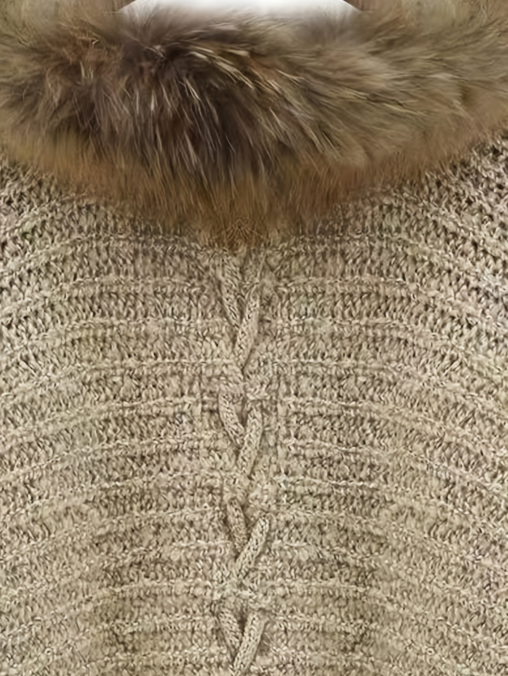 Aemilia | Dikke cape-jas voor dames – met nepbontrand, kabelbreiwerk, warme herfst- en winterjas