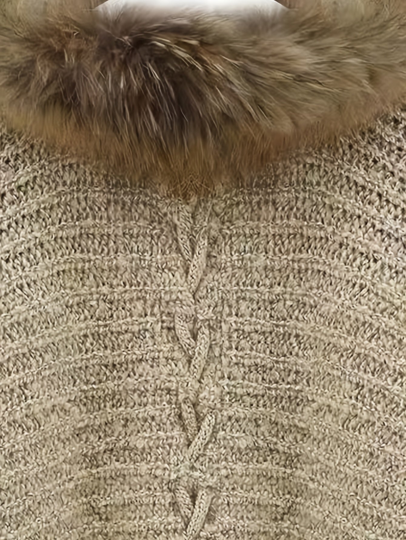 Aemilia | Dikke cape-jas voor dames – met nepbontrand, kabelbreiwerk, warme herfst- en winterjas