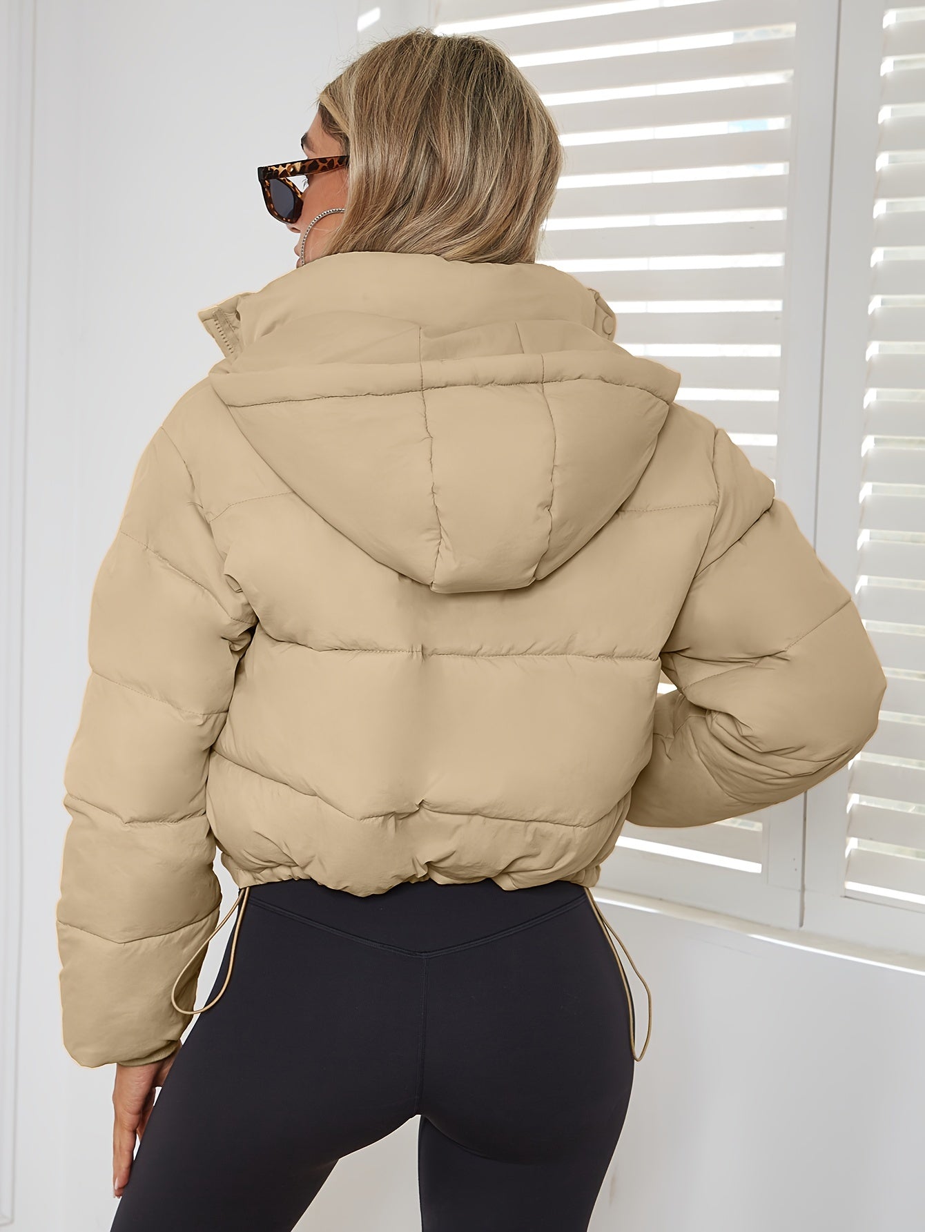 Solveig | Kort wintervest met capuchon met trekkoord voor dames - warme, gewatteerde jas
