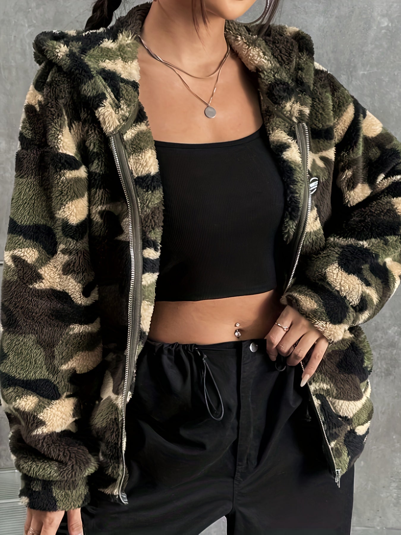 Endora | Camouflageprint pluizig jack met ritssluiting en capuchon voor dames