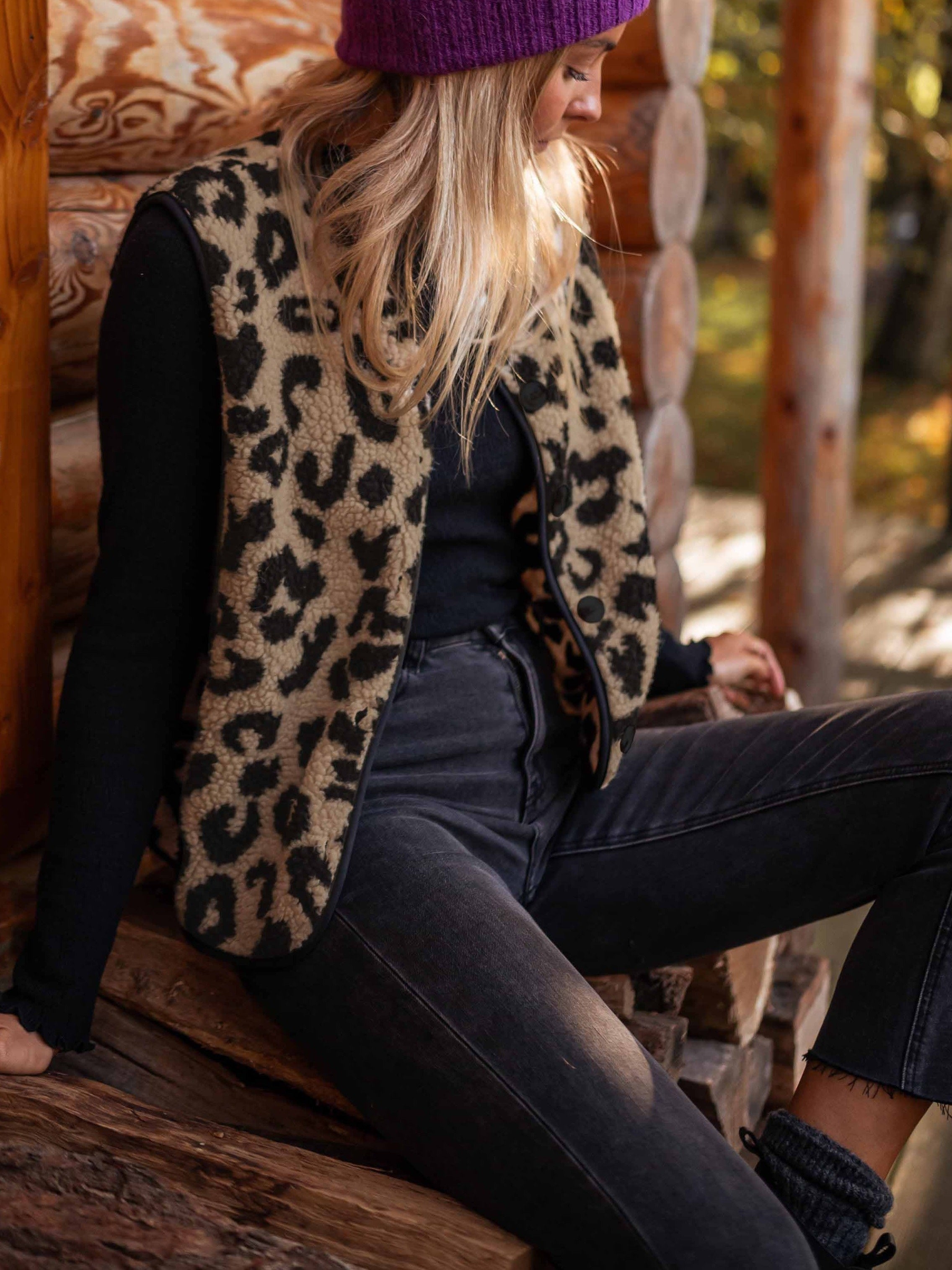 Orlaith | Damesvest met fluwelen luipaardprint en V-hals knoopsluiting mouwloos vest