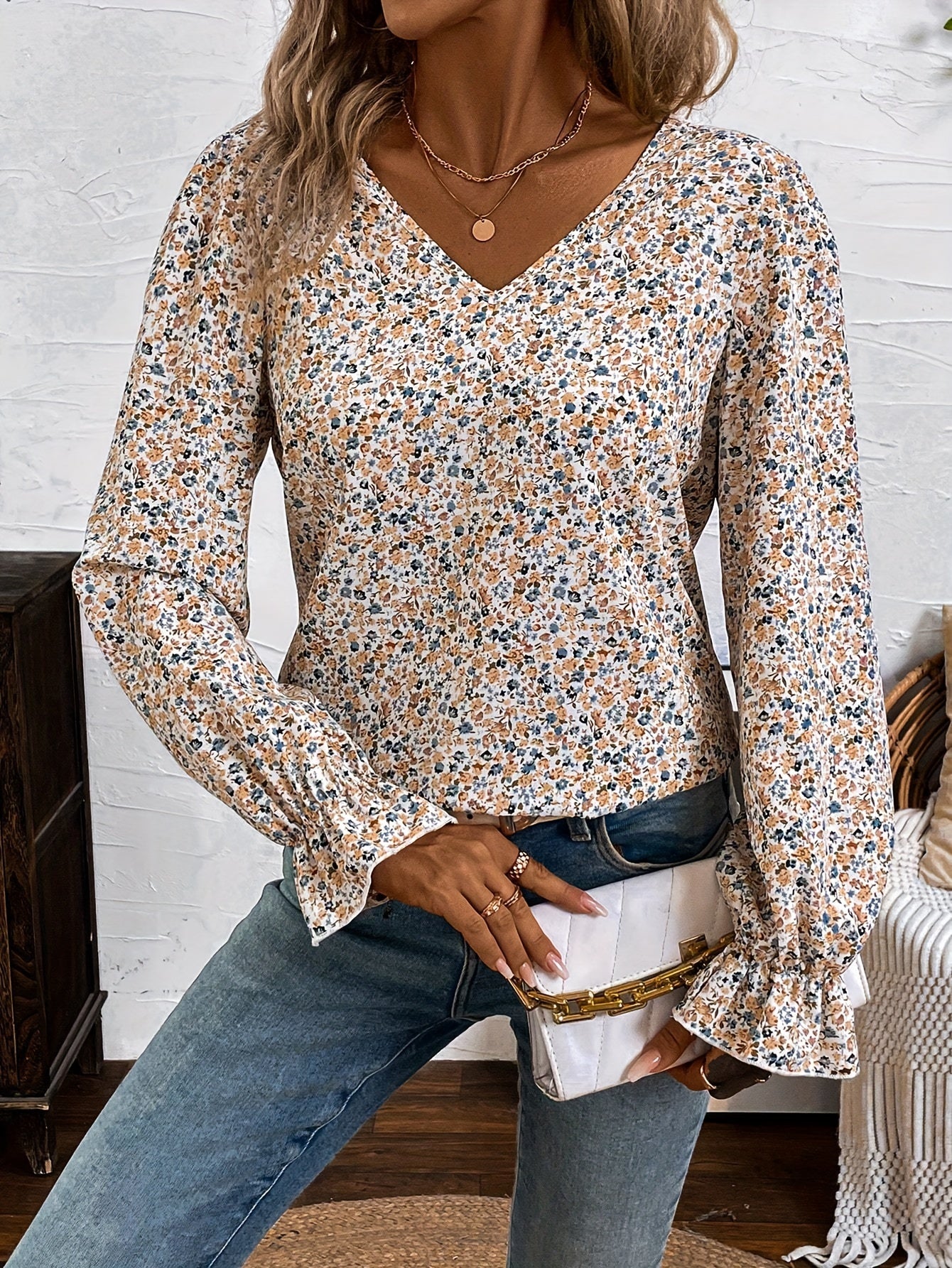 Eglantine | Elegante blouse met bloemenprint en V-hals - kanten strikdetail, lage rug