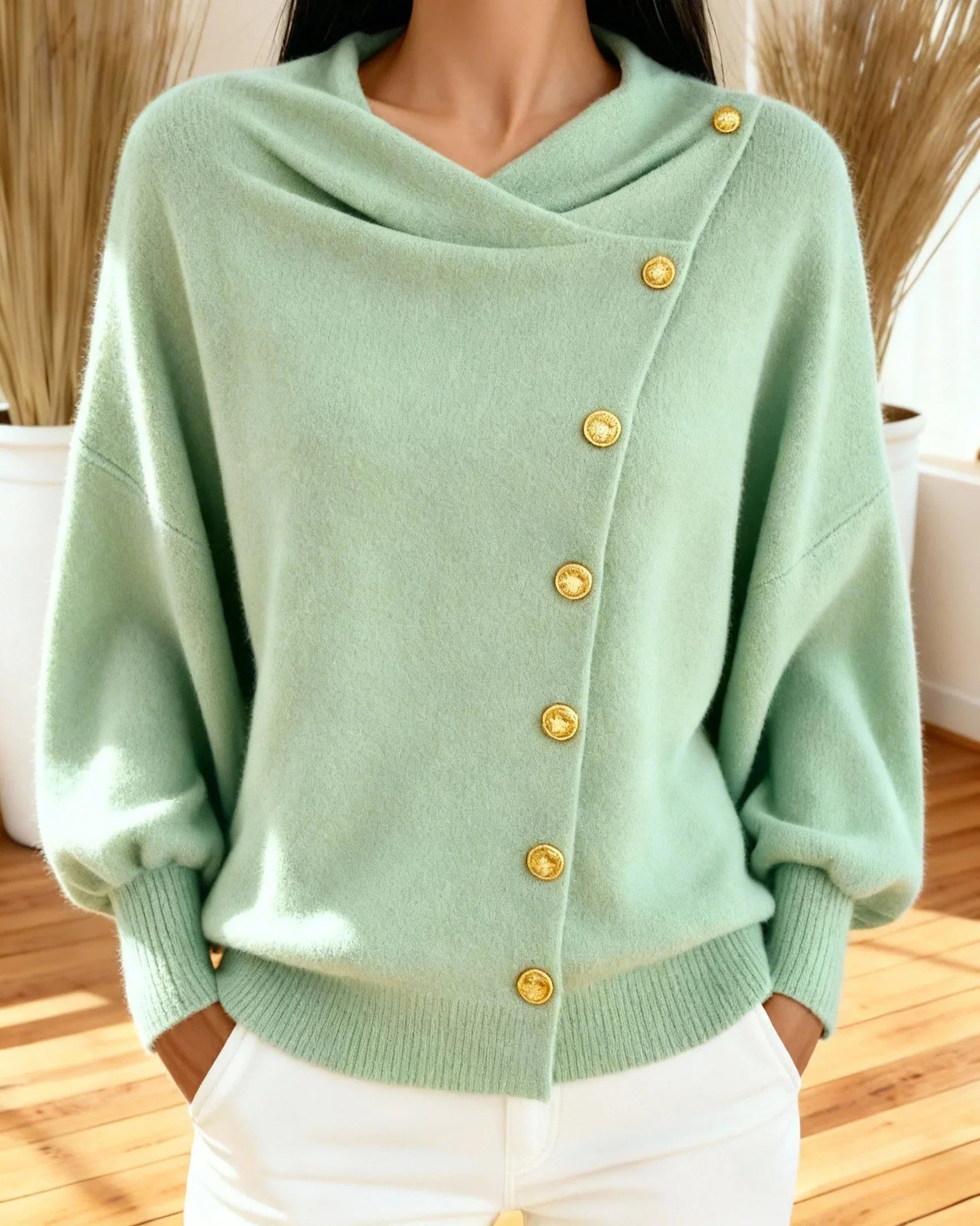 Mellea | Elegante gedrapeerde dames trui met gouden knopen – zachte gebreide pullover