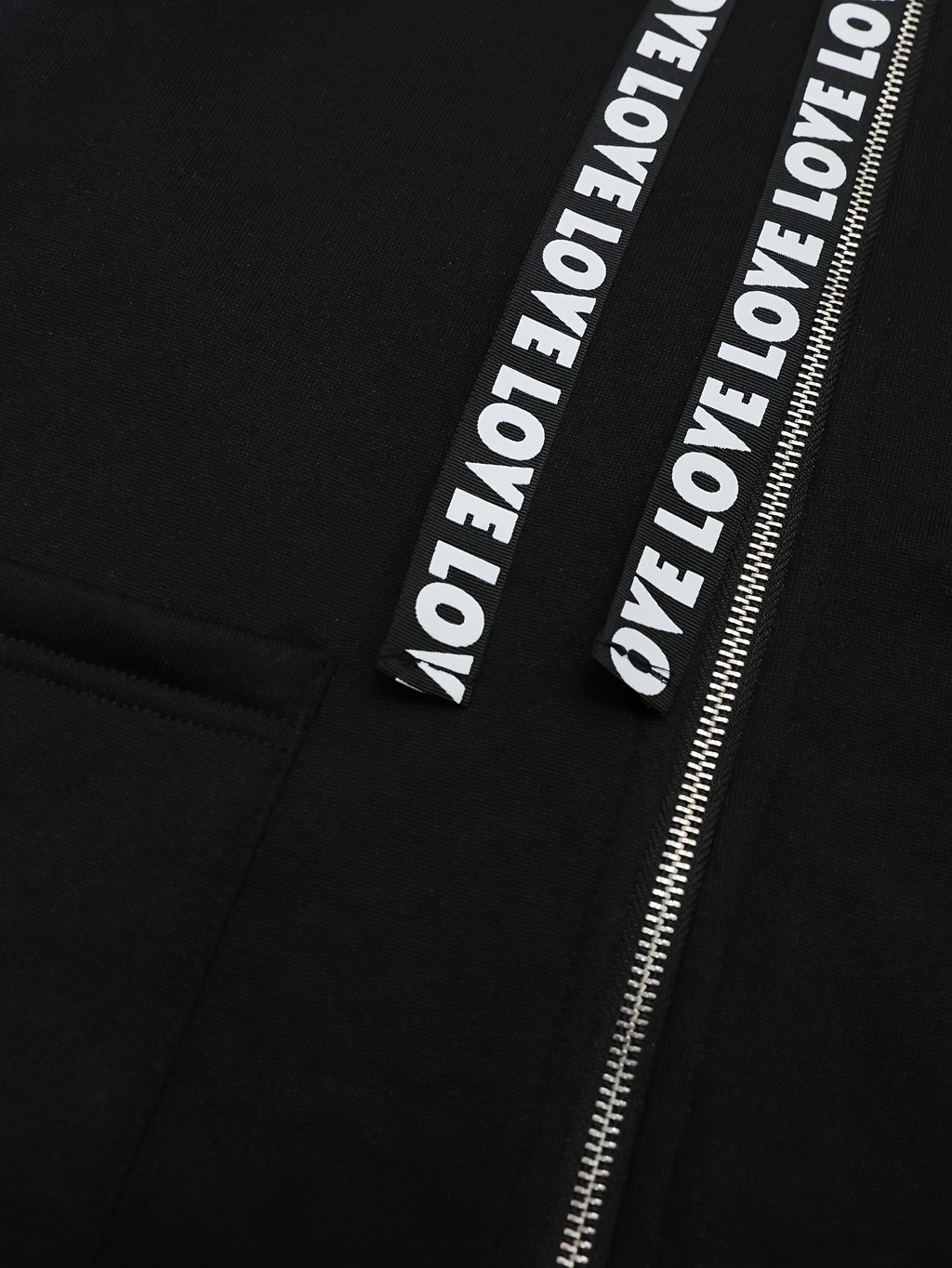 Garnet | Damesjas met lange capuchon en briefprint, met koord en ritssluiting
