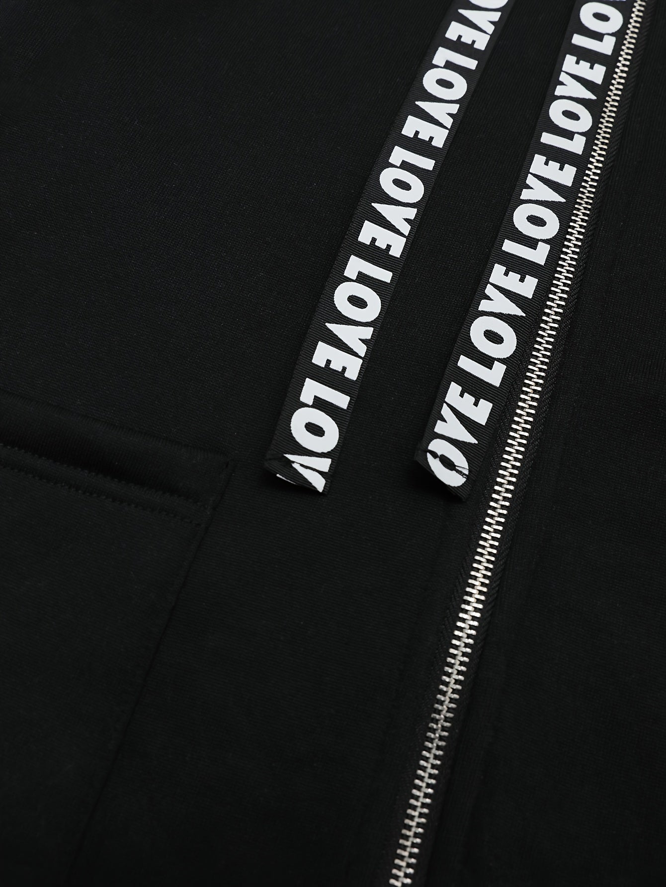 Garnet | Damesjas met lange capuchon en briefprint, met koord en ritssluiting