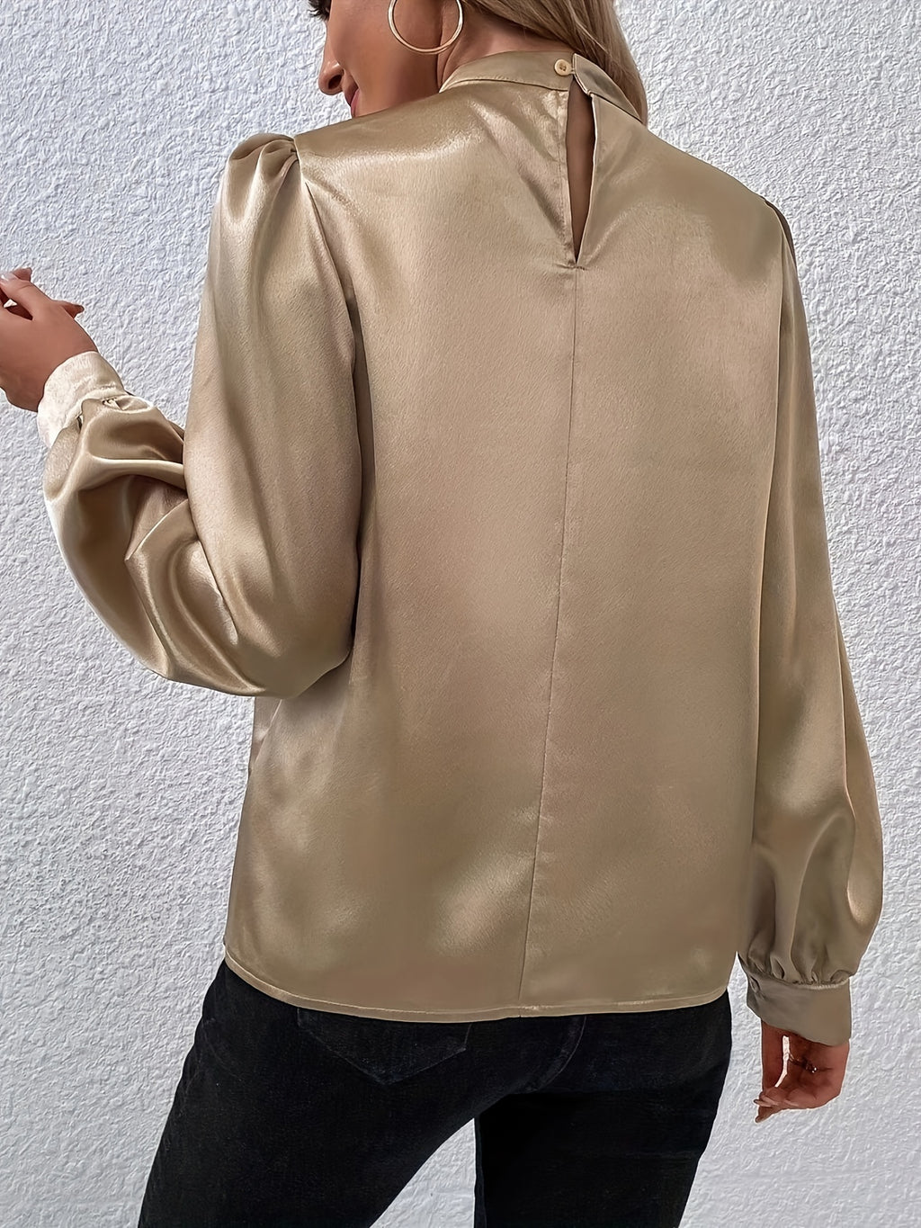 Amoret | Elegante kaki satijnen damesblouse - Lage hals, lange mouwen, lichtgewicht