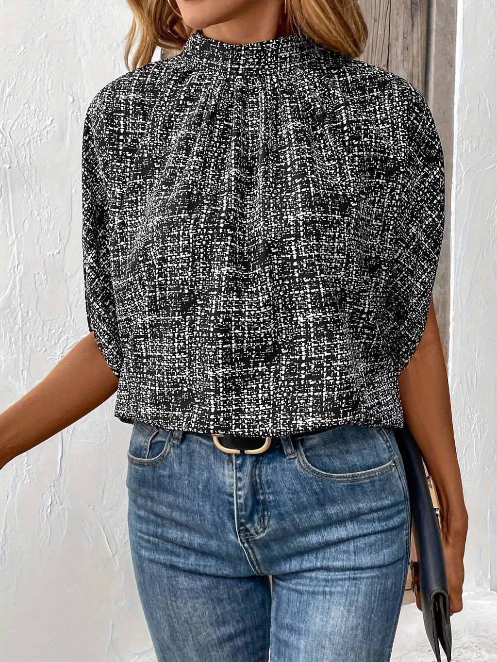 Salomea | Elegante blouse met alloverprint en schijnbare hals - Halve mouwen, lichtgewicht damestop
