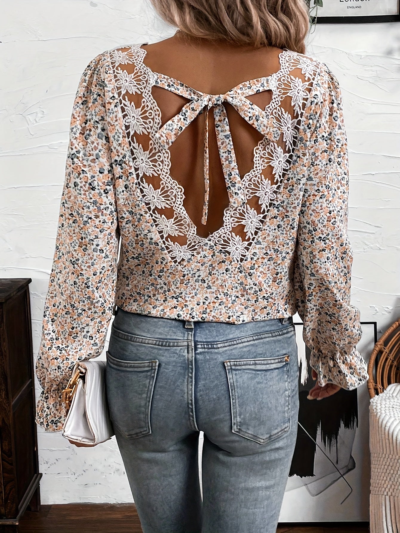 Eglantine | Elegante blouse met bloemenprint en V-hals - kanten strikdetail, lage rug