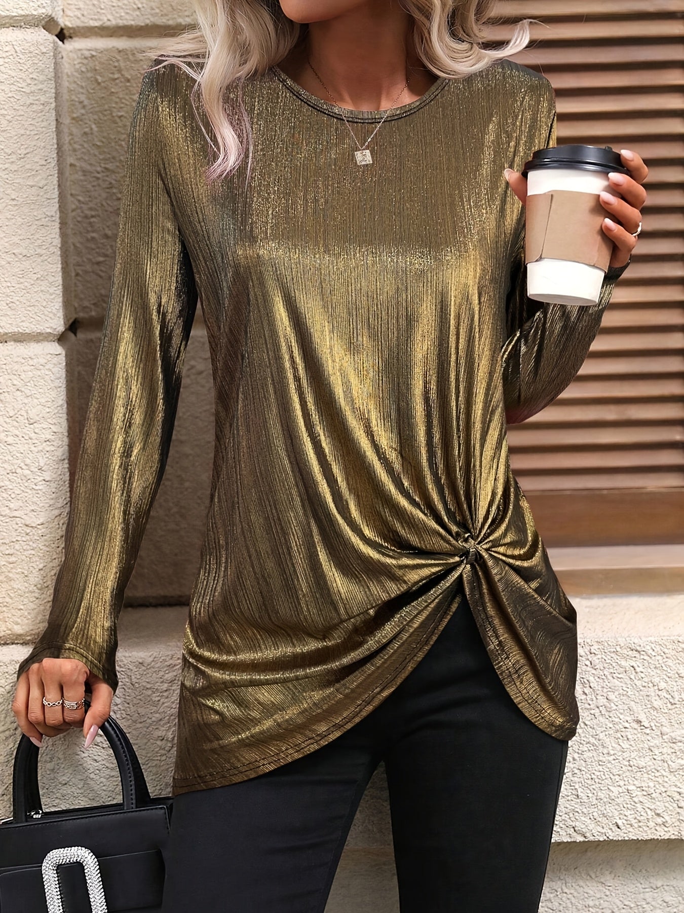 Dorota | Elegant metalen T-shirt met lange mouwen voor dames met Twist-detail