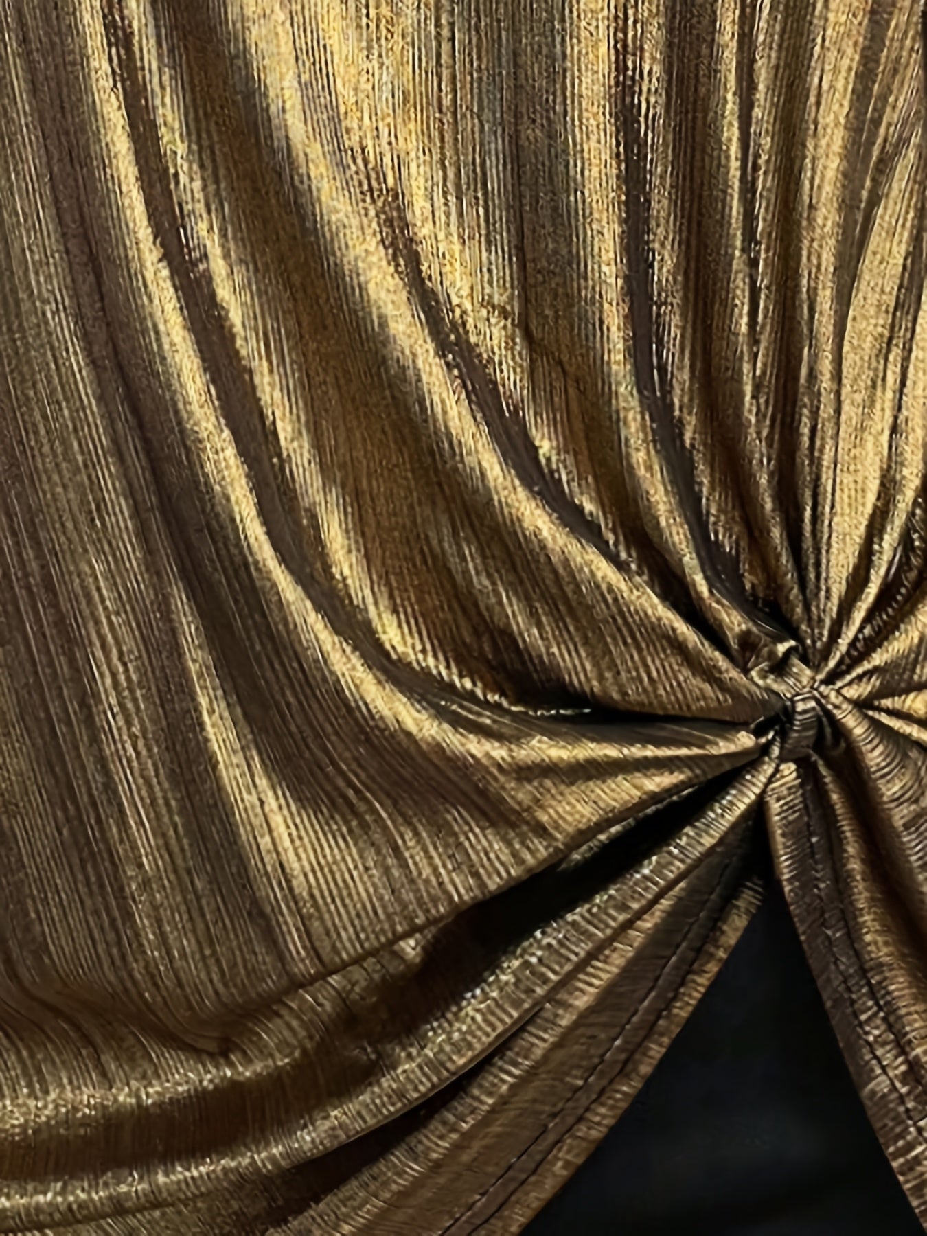 Dorota | Elegant metalen T-shirt met lange mouwen voor dames met Twist-detail