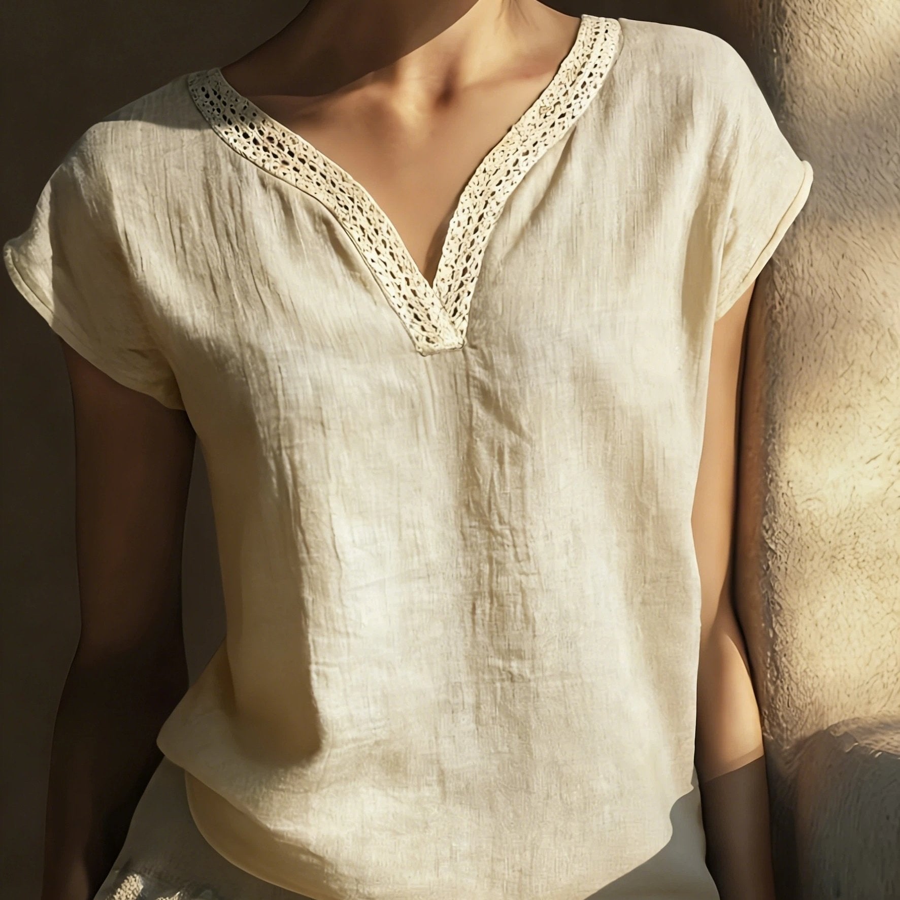 Meva | Casual boho-zomertop voor dames – losvallend overhemd van linnen met kant en V-hals
