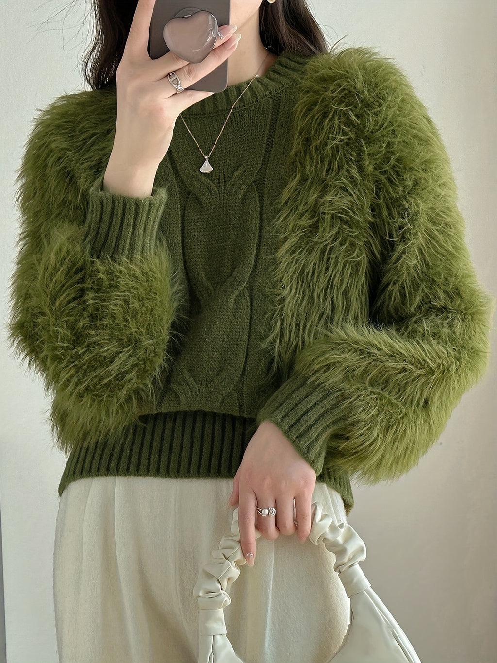 Finola | Elegante gebreide damestrui - mouwen met imitatiebont, geribbeld detail