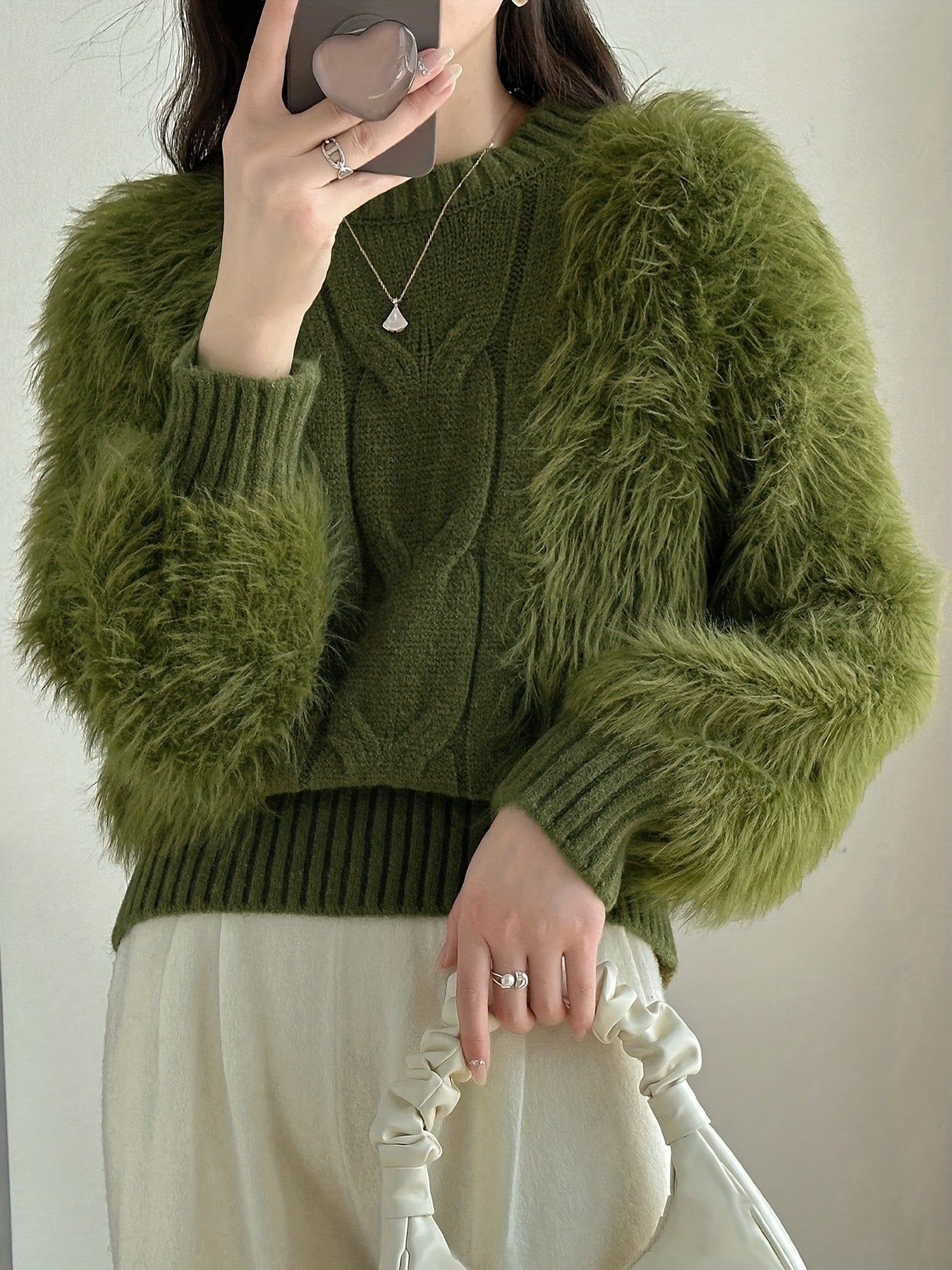 Finola | Elegante gebreide damestrui - mouwen met imitatiebont, geribbeld detail
