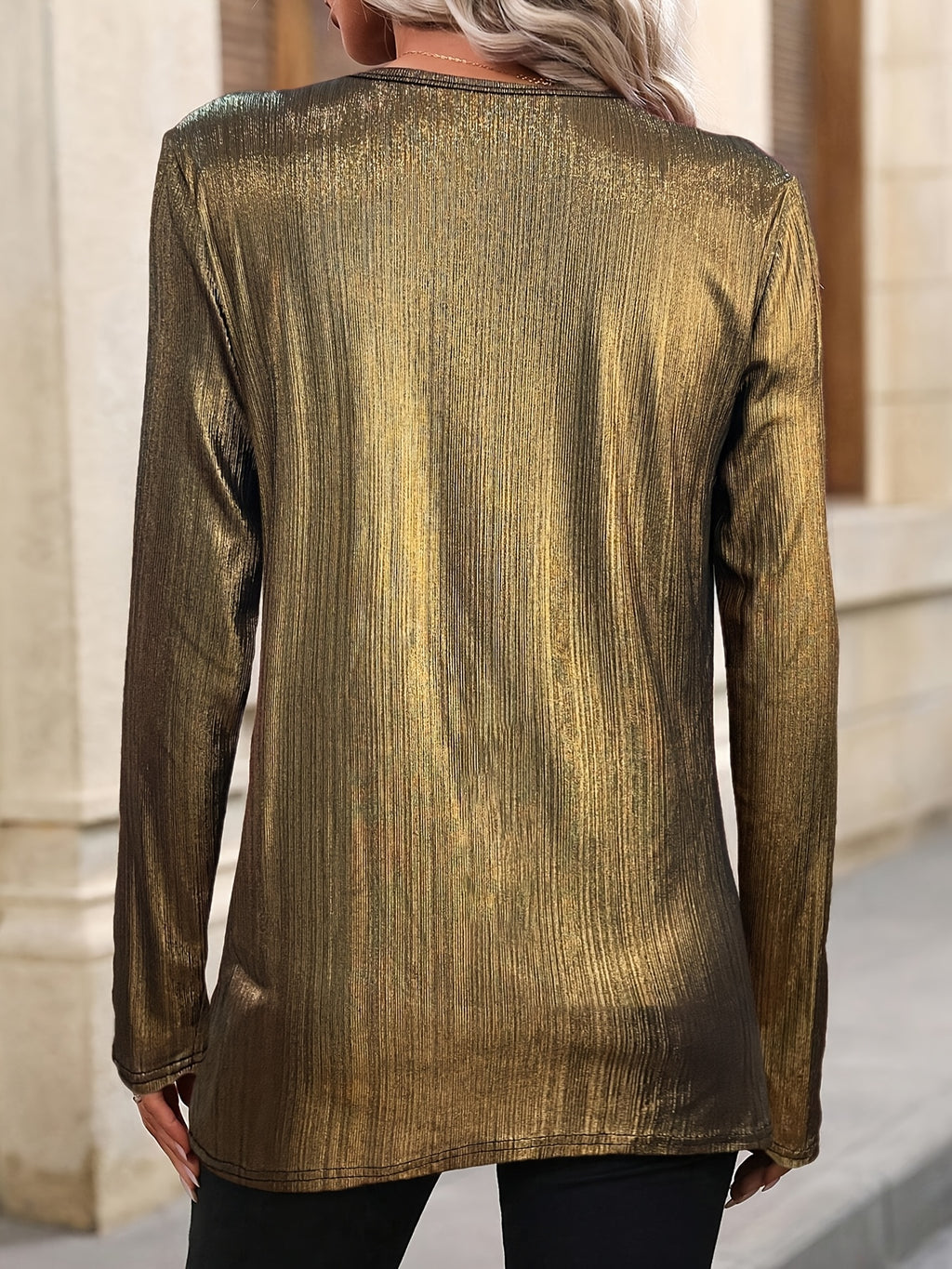 Dorota | Elegant metalen T-shirt met lange mouwen voor dames met Twist-detail
