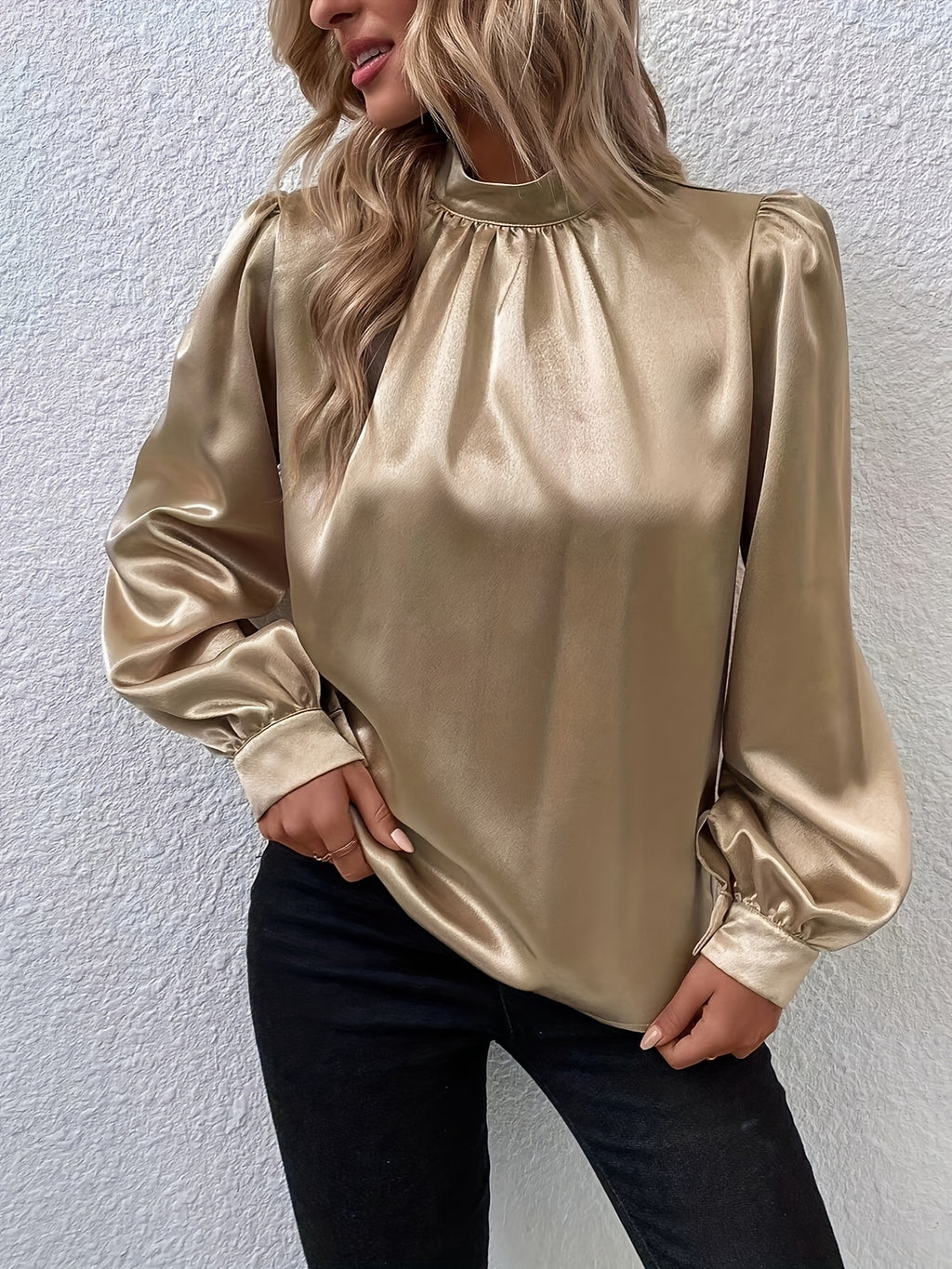 Amoret | Elegante kaki satijnen damesblouse - Lage hals, lange mouwen, lichtgewicht