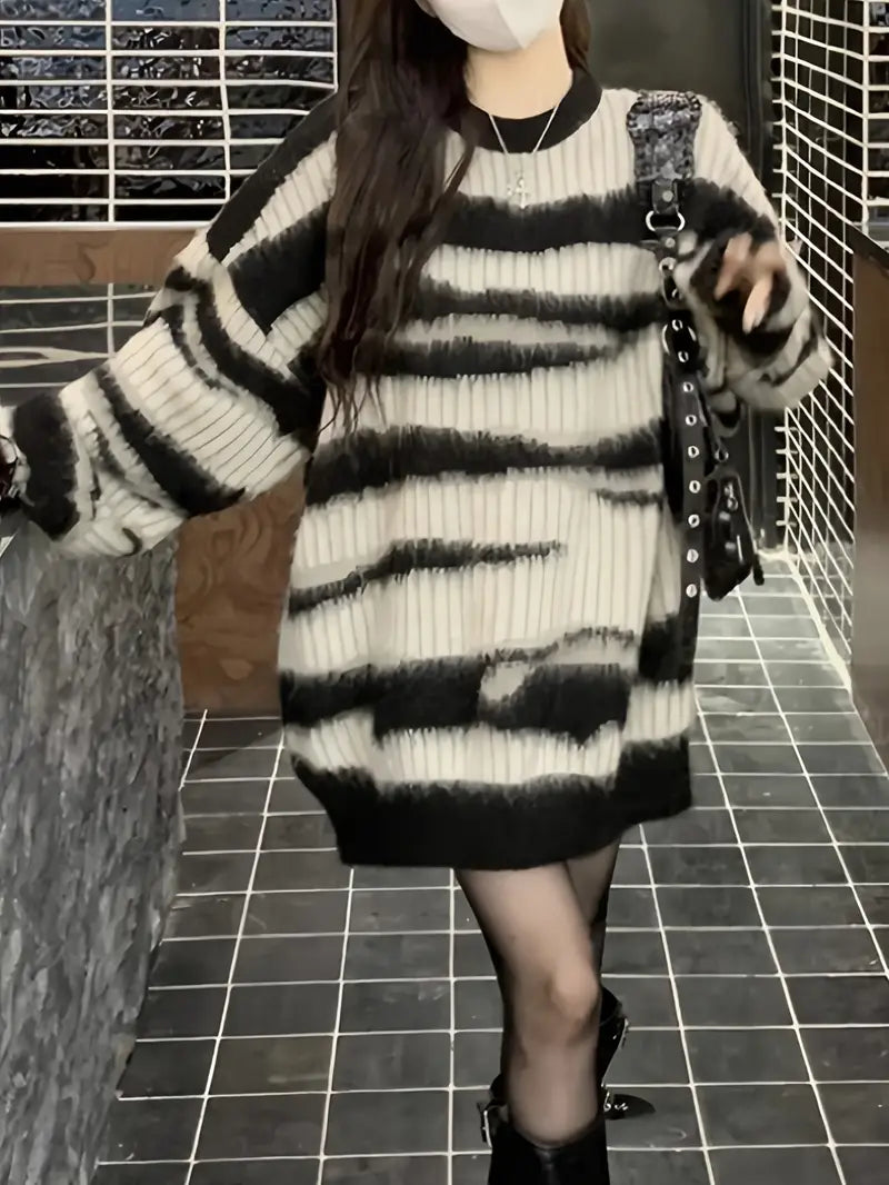 Babette | Donzig oversized gestreepte damestrui in zwart-wit - Knusse gebreide trui