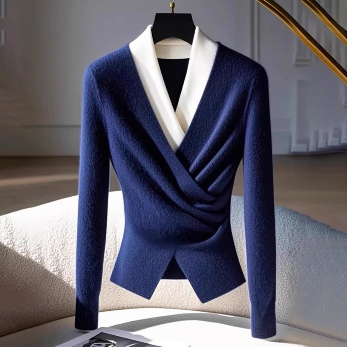 Coralia | Dames trui met V-hals en blauwe overslag – Comfortabele gebreide trui met lange mouwen