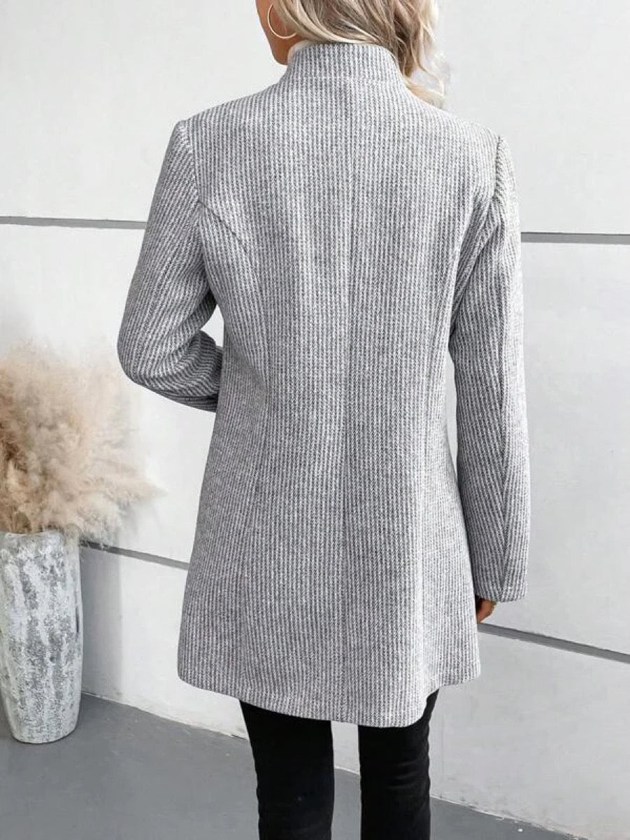 Kalora | Effen grijze damesjas met zakken met ritssluiting - Stijlvolle en praktische bovenkleding