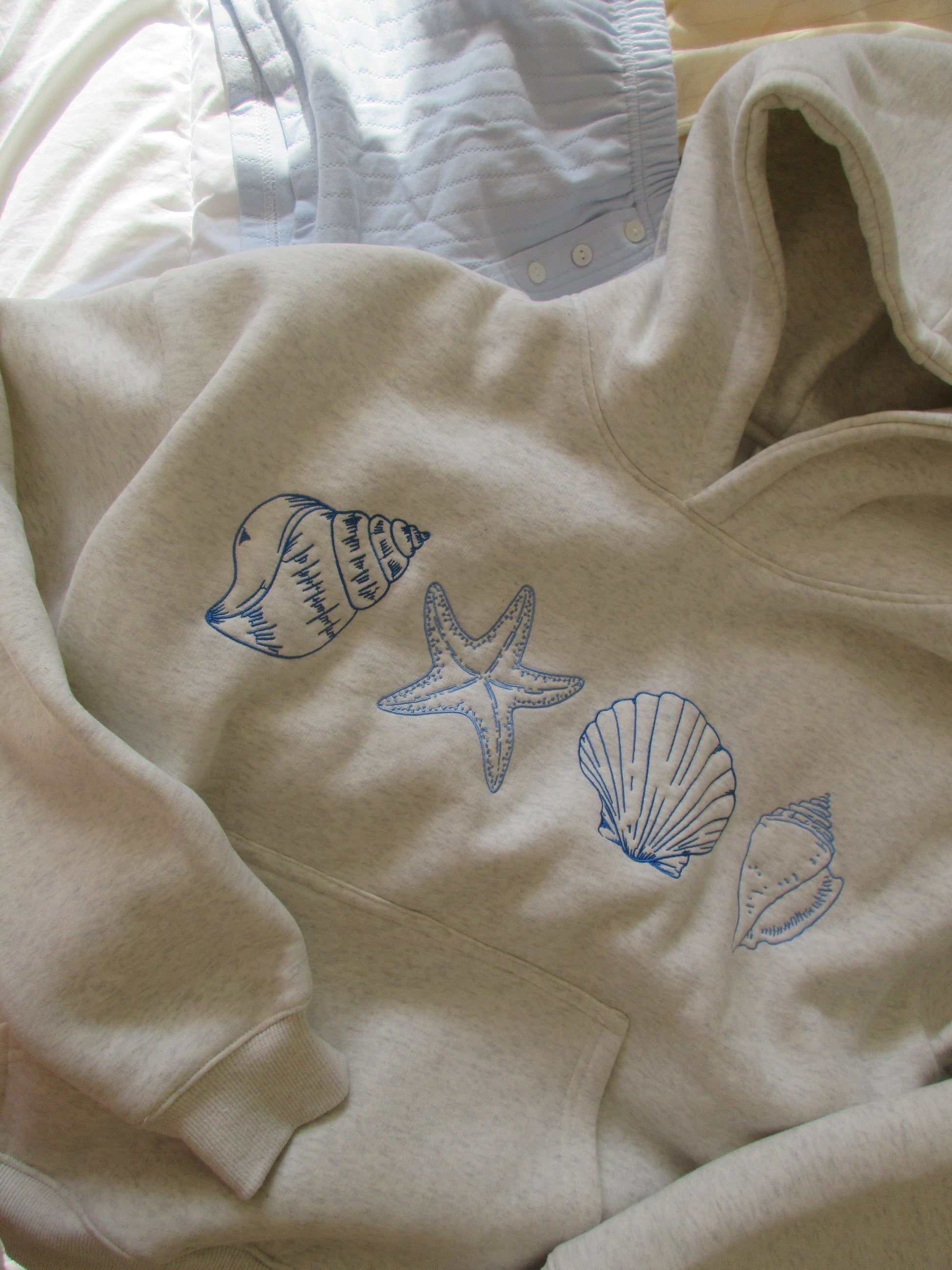 Coasta | Unisex sweatshirt met minimalistische geborduurde schelpen – Casual zachte katoenen pullover