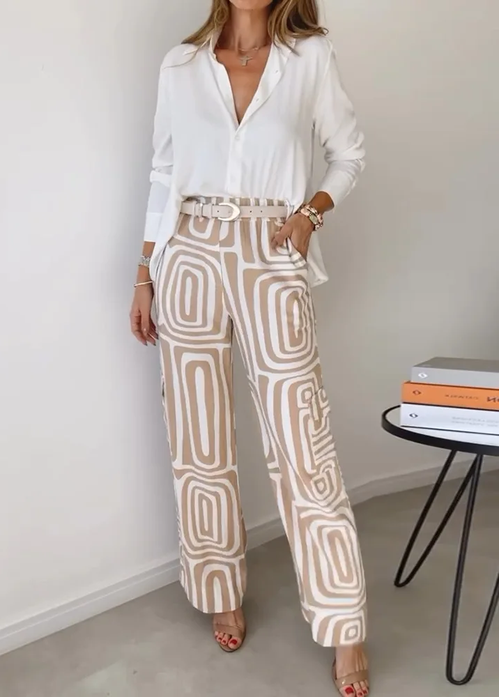 Taerisse | Elegante damesoutfit - wit overhemd met lange mouwen en wijde broek met beige geometrische print