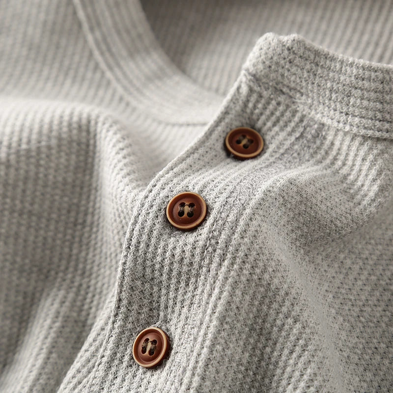 Aleksander | T-shirt Henley à manches longues pour homme – maille gaufrée, mélange de coton de qualité supérieure