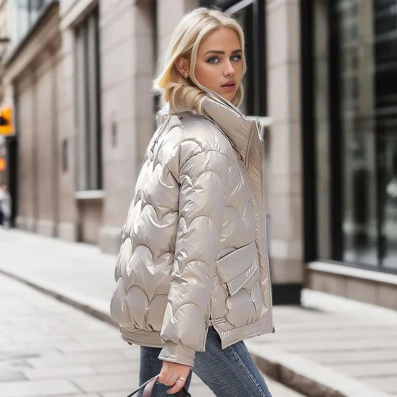Corinne | Metallic Pufferjas met Curve Patroon & Staande Kraag voor Vrouwen