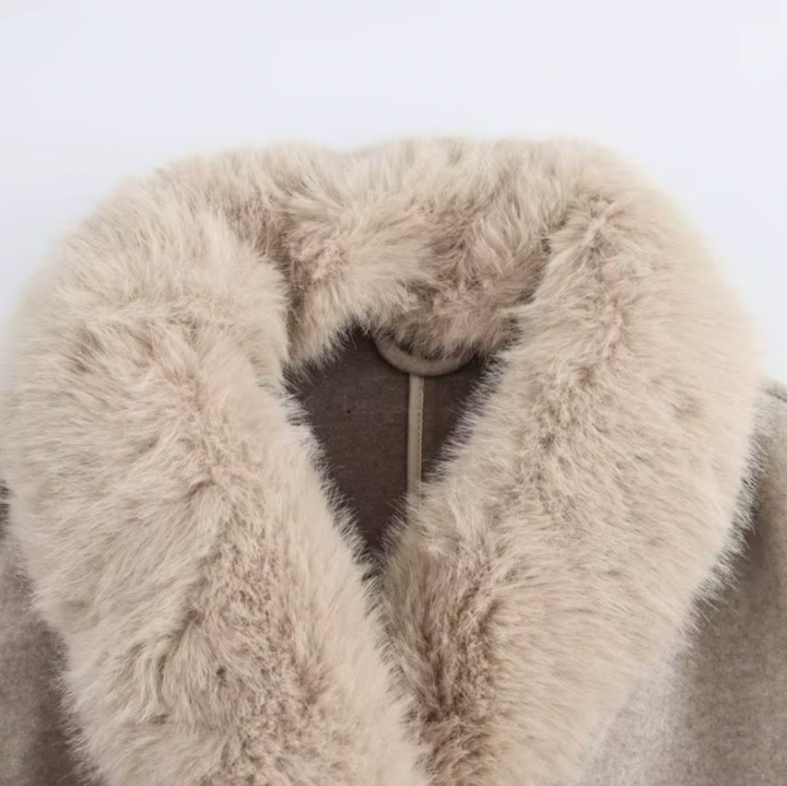 Naida | Dames winter trenchcoat met dubbele rij knopen, riem, bontkraag & elegant ontwerp