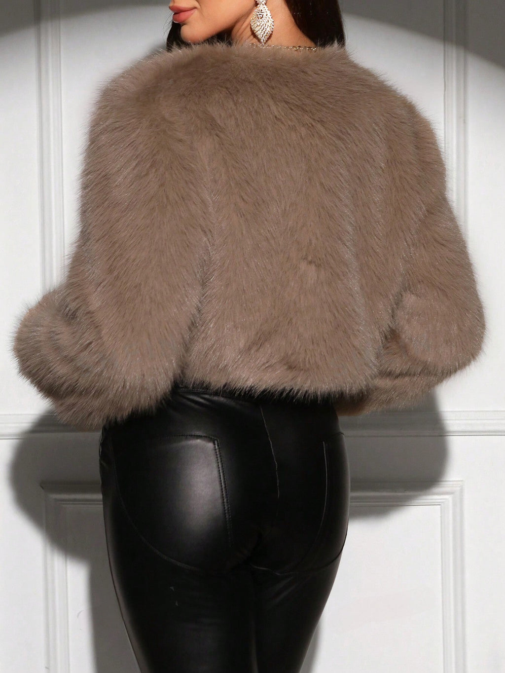 Zerriah | Luxe Fluffy Damesjas – Cropped Stijl, Zachte Bontlook, Comfortabel & Trendy