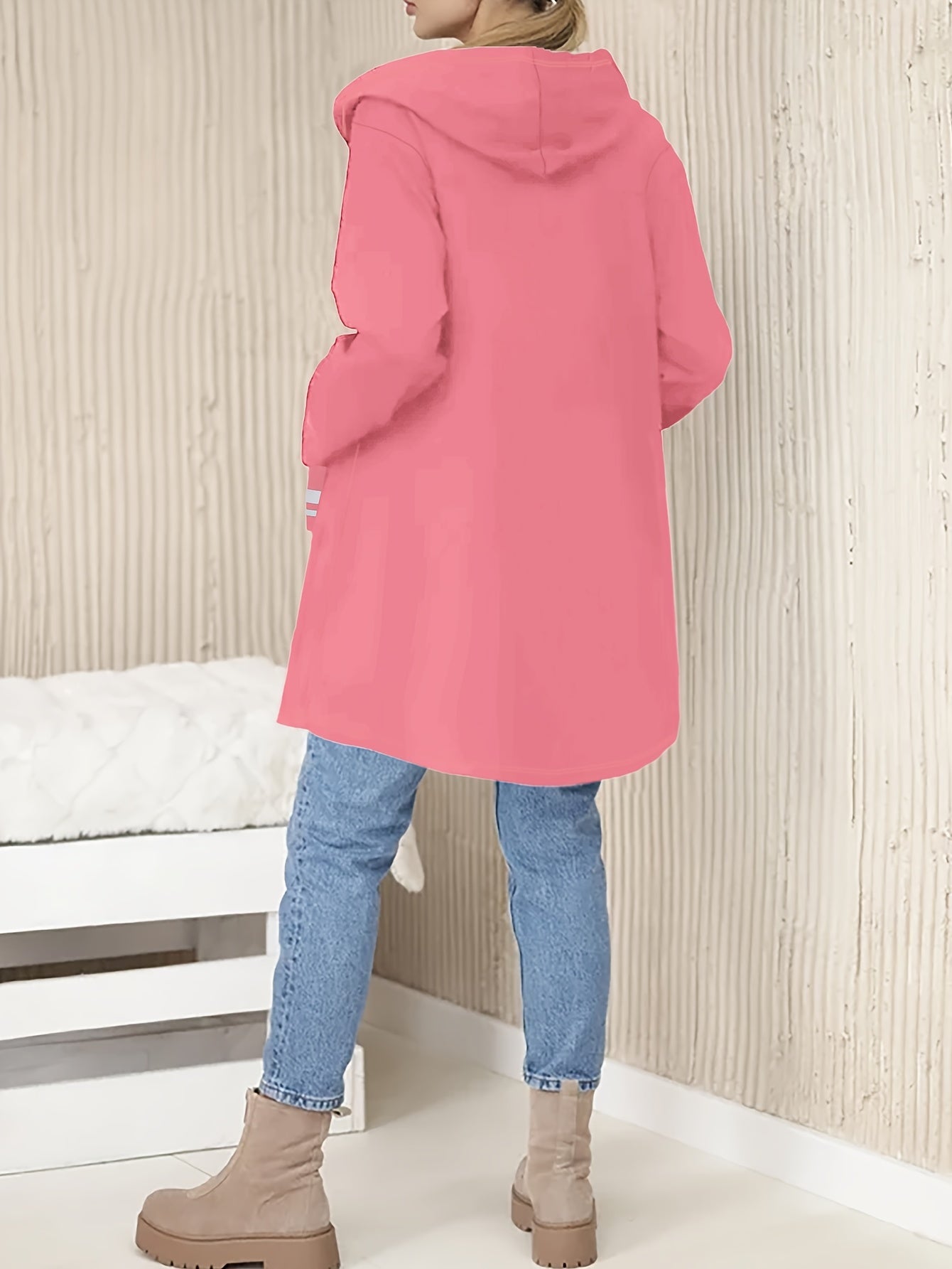 Garnet | Damesjas met lange capuchon en briefprint, met koord en ritssluiting
