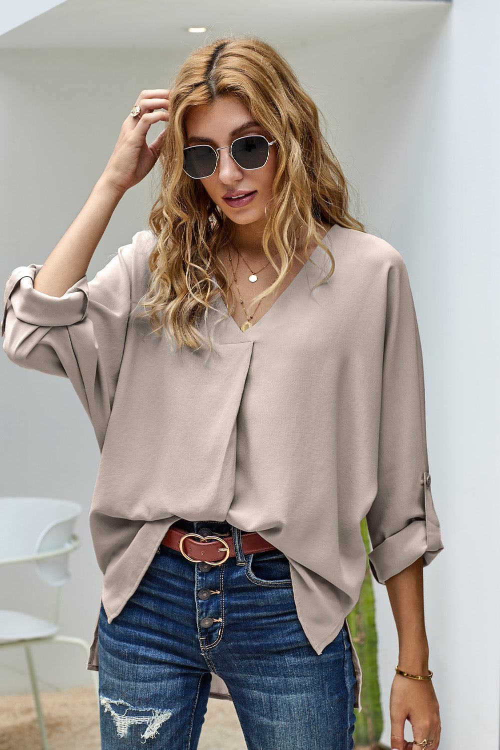 Draxina | Dames Elegante Abrikooskleurige Blouse met V-hals en High-Low Zoom