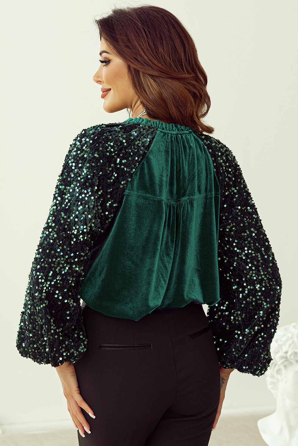 Amaris | Stijlvolle fluwelen dames-top met knoopsluiting en patchwork mouwen - feestelijke avondkleding