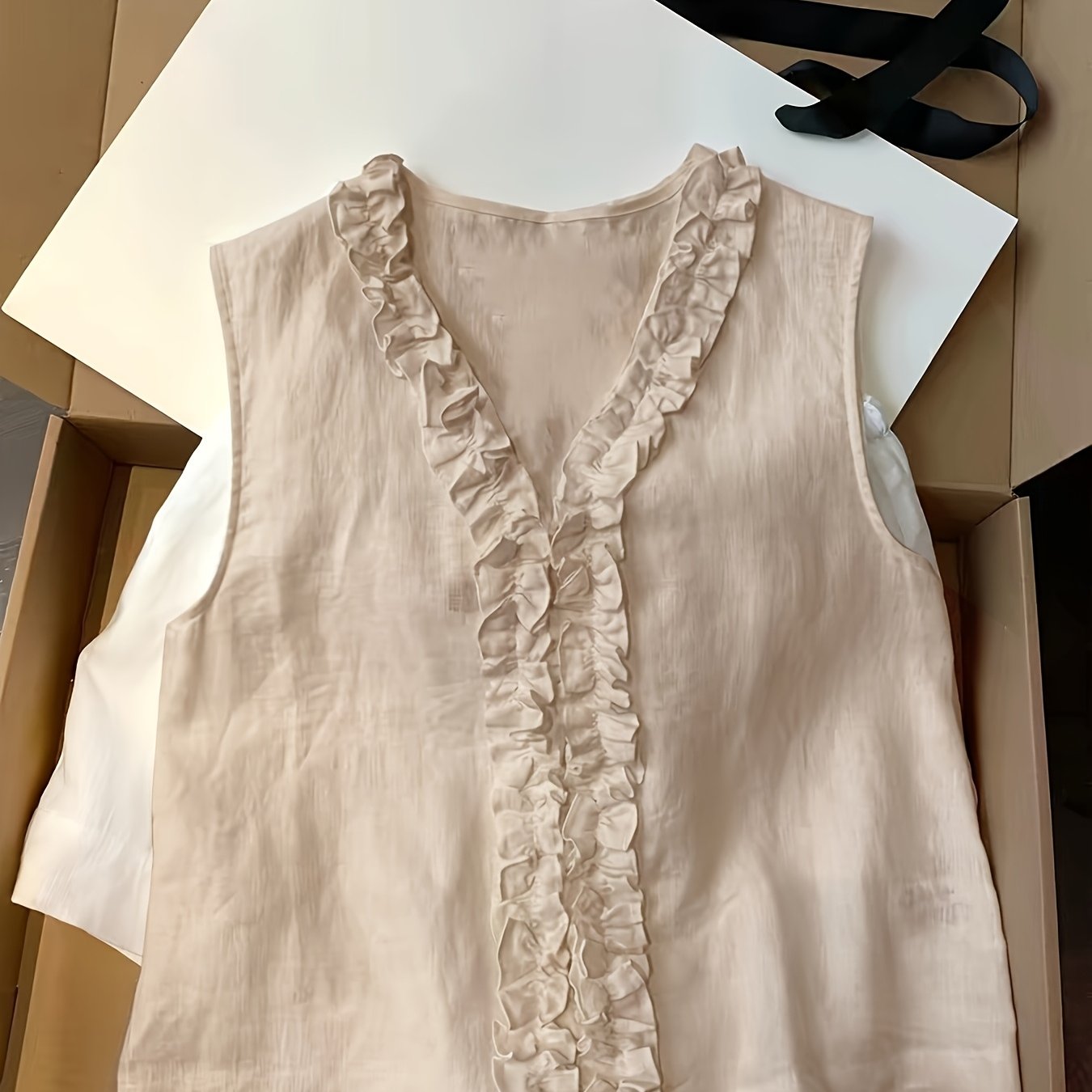 Jenia | Damesvest met geschulpte rand – Mouwloze zomerblouse met V-hals