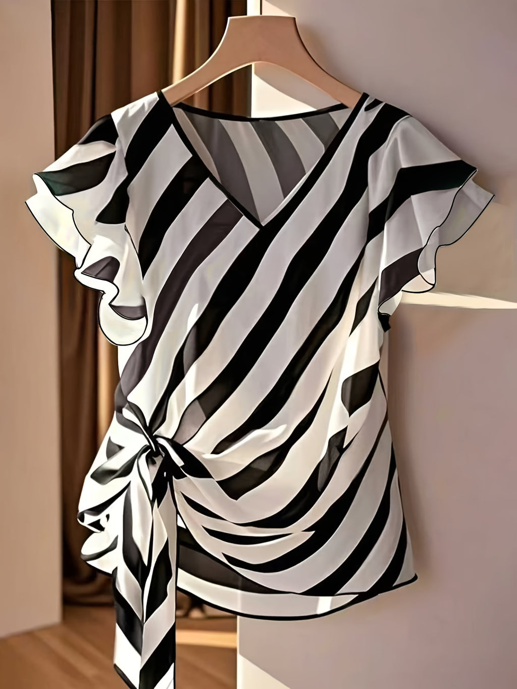 Jiya | Gestreepte zomerblouse voor dames met V-hals, strik in de taille en ruches aan de mouwen