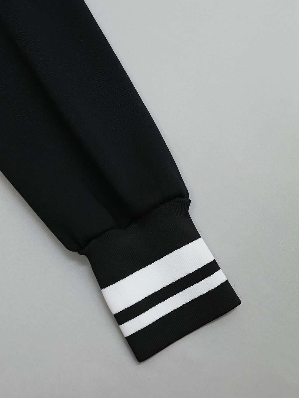 Garnet | Damesjas met lange capuchon en briefprint, met koord en ritssluiting