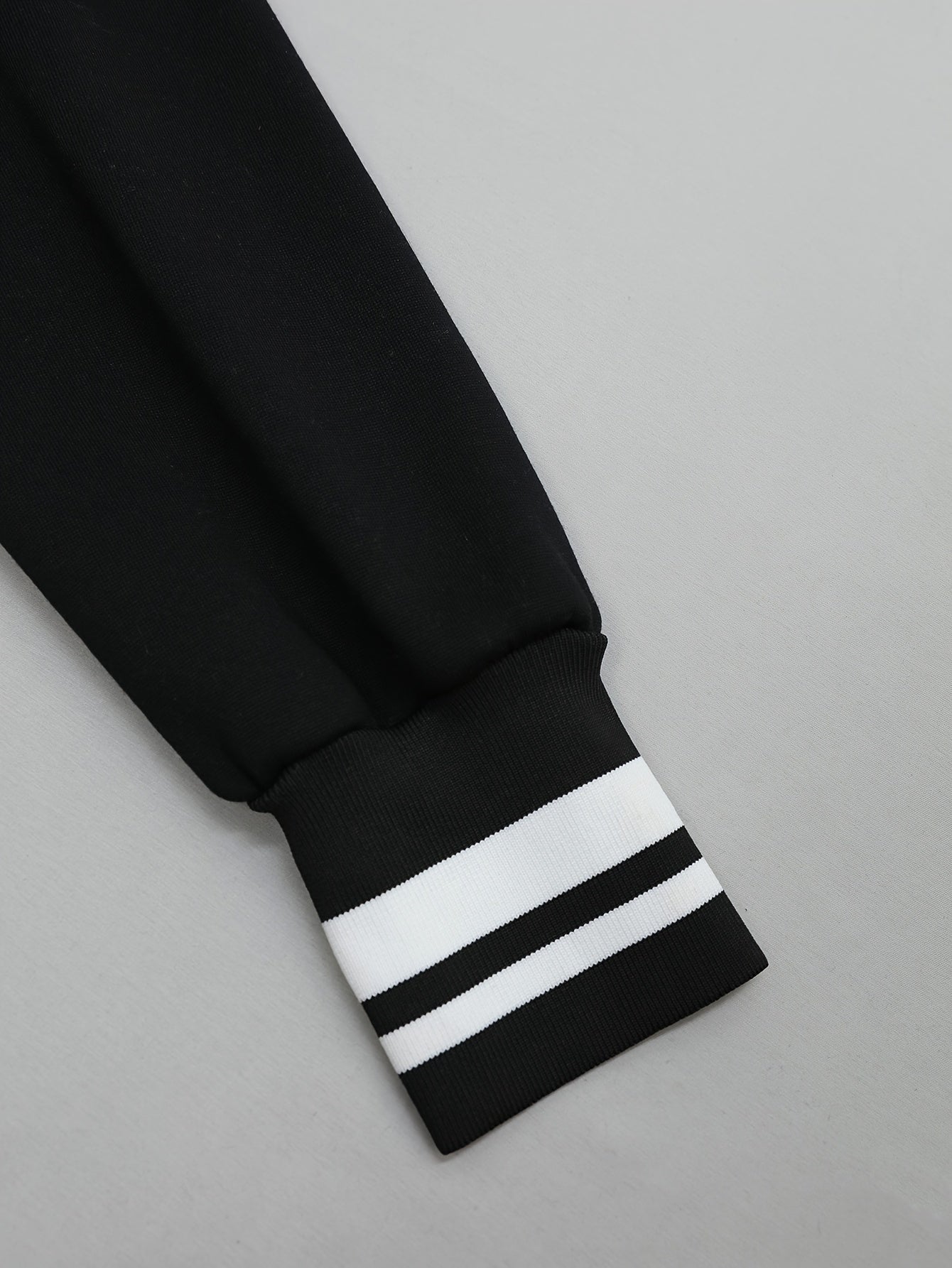 Garnet | Damesjas met lange capuchon en briefprint, met koord en ritssluiting