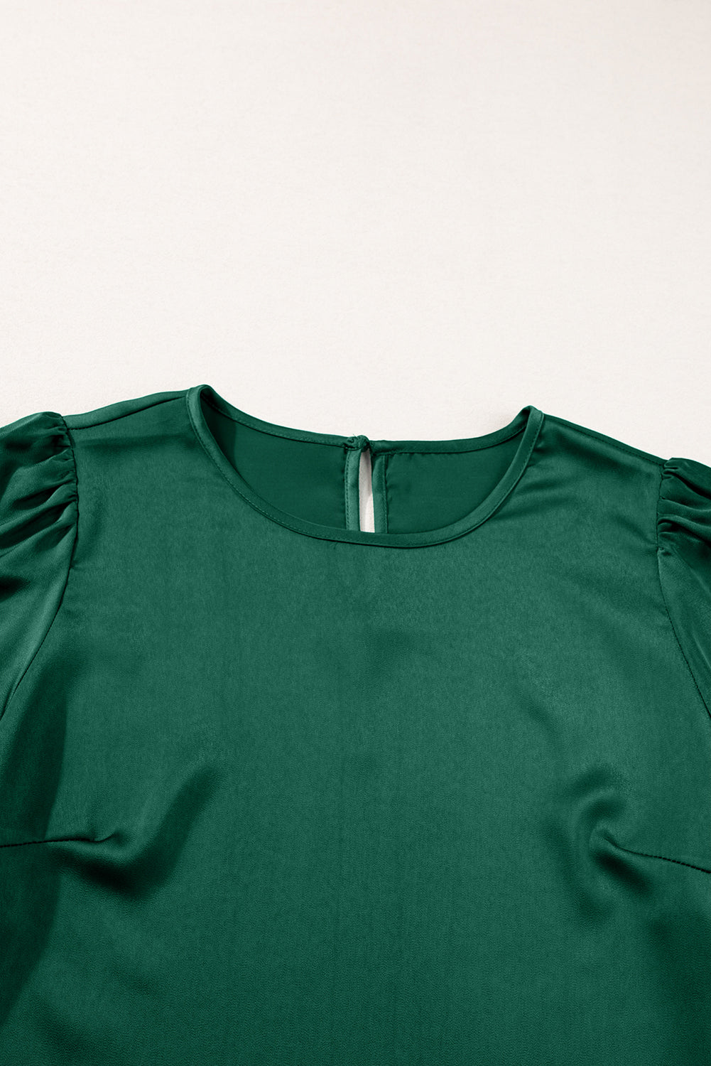 Misty | Elegante satijnen blouse met sleutelgat achter