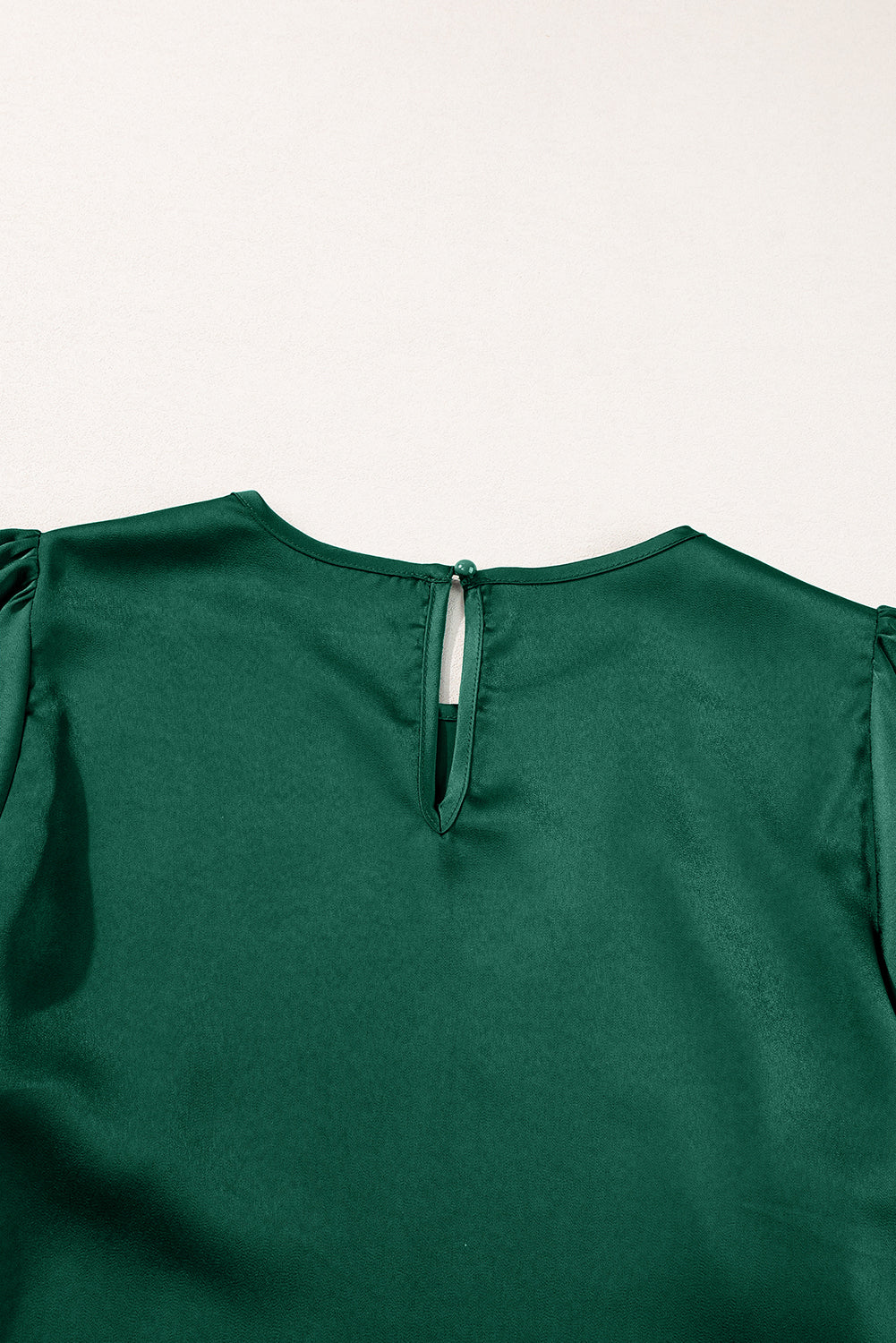 Misty | Elegante satijnen blouse met sleutelgat achter