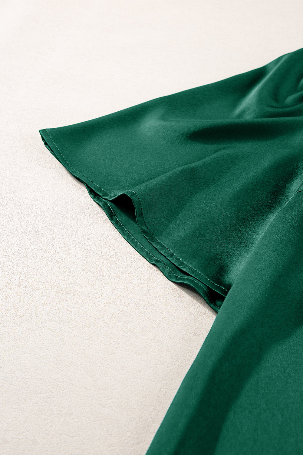 Misty | Elegante satijnen blouse met sleutelgat achter