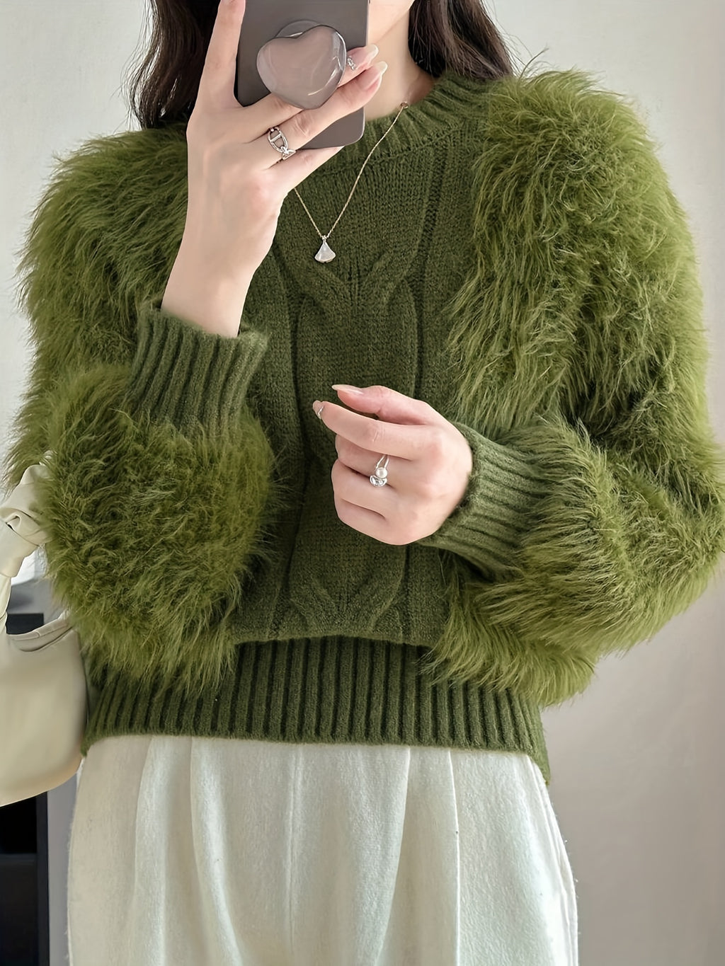 Finola | Elegante gebreide damestrui - mouwen met imitatiebont, geribbeld detail
