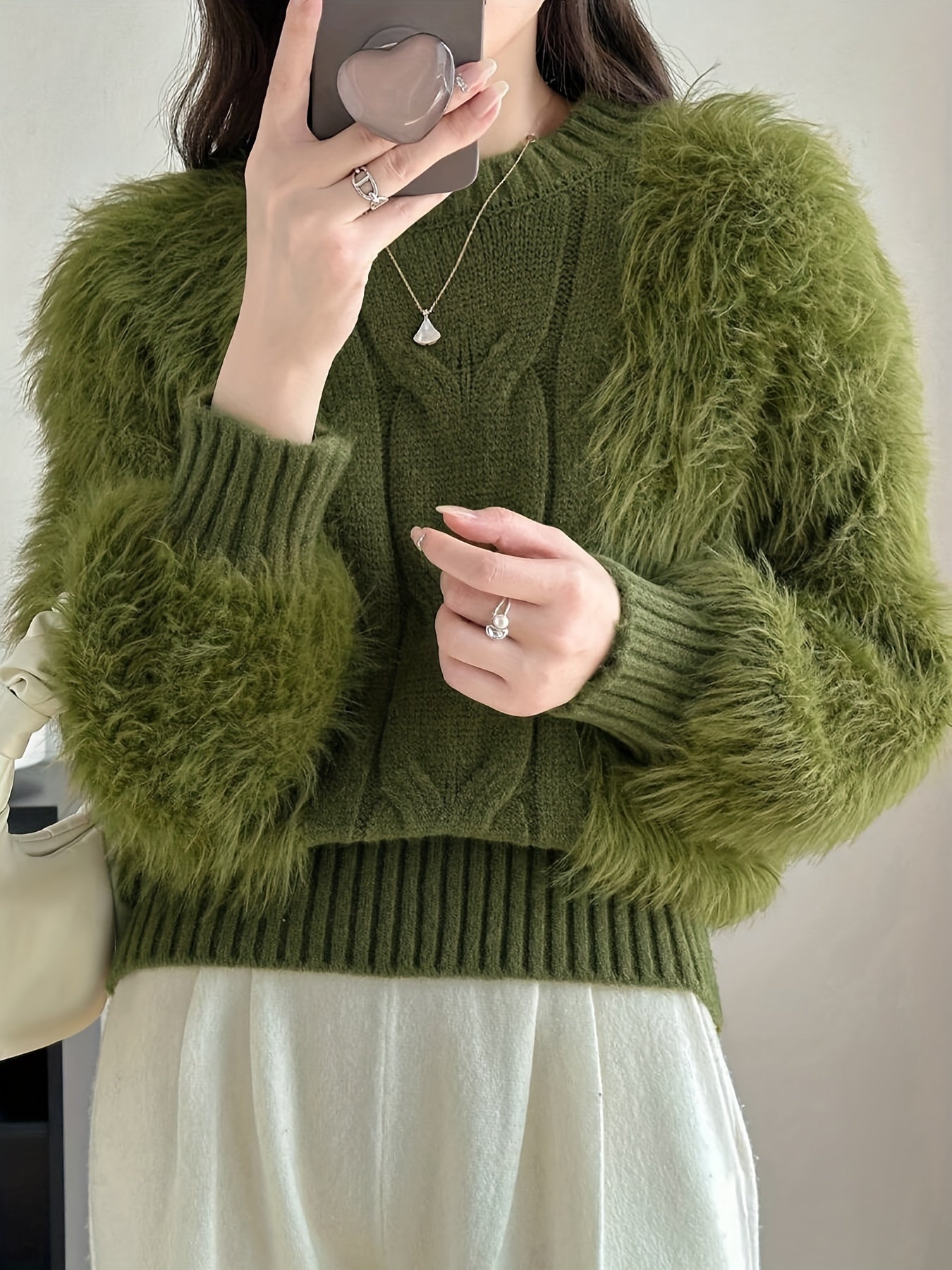 Finola | Elegante gebreide damestrui - mouwen met imitatiebont, geribbeld detail