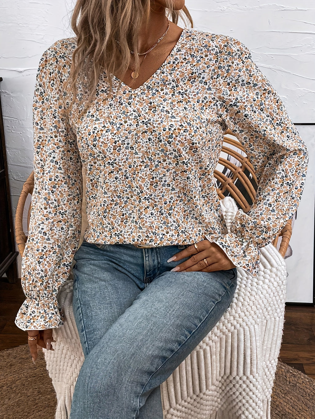 Eglantine | Elegante blouse met bloemenprint en V-hals - kanten strikdetail, lage rug