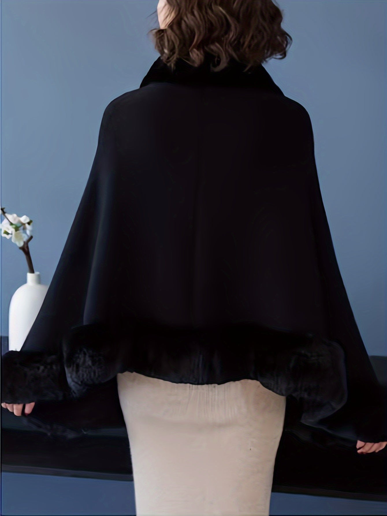 Norina | Openhartige damesjas met imitatiebontrand - Elegante winterbovenkleding met vleermuismouwen