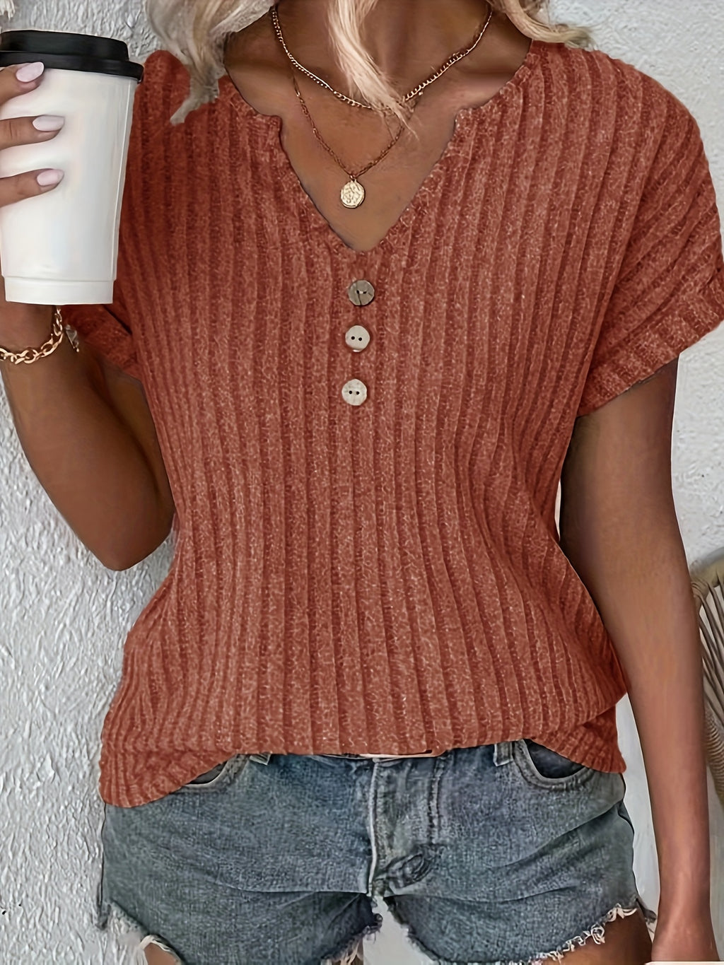 Anoukis | Dames-T-shirt met gestreept patroon en V-hals met knoopdetails