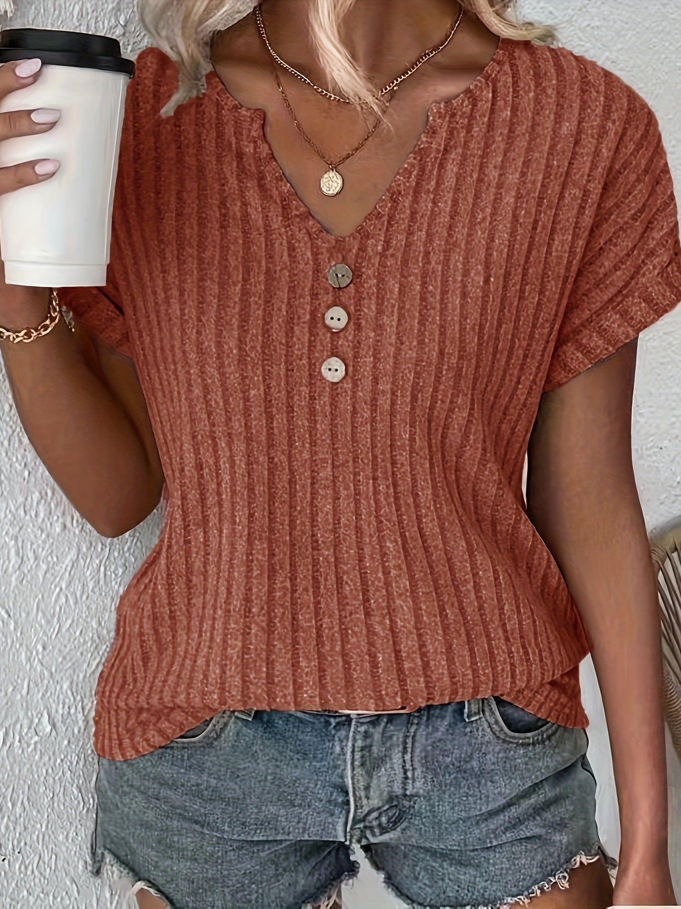 Anoukis | Dames-T-shirt met gestreept patroon en V-hals met knoopdetails